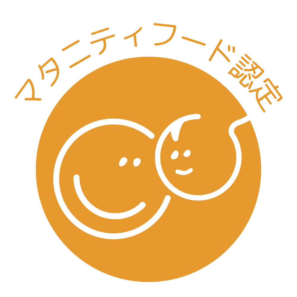 白いキッチンの作業台に商品パッケージ、計量スプーン、味噌汁の椀、ごはん茶碗を整えて置いた準備風景